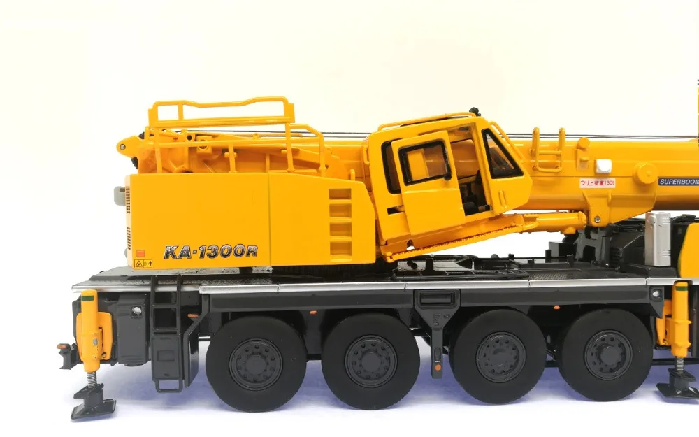 Collectible Alloy Model Toy 1:50 Scale KATO KA-1300R ALLTERR Off-road Crane Engineering Machinery Diecast Toy Model Decoration