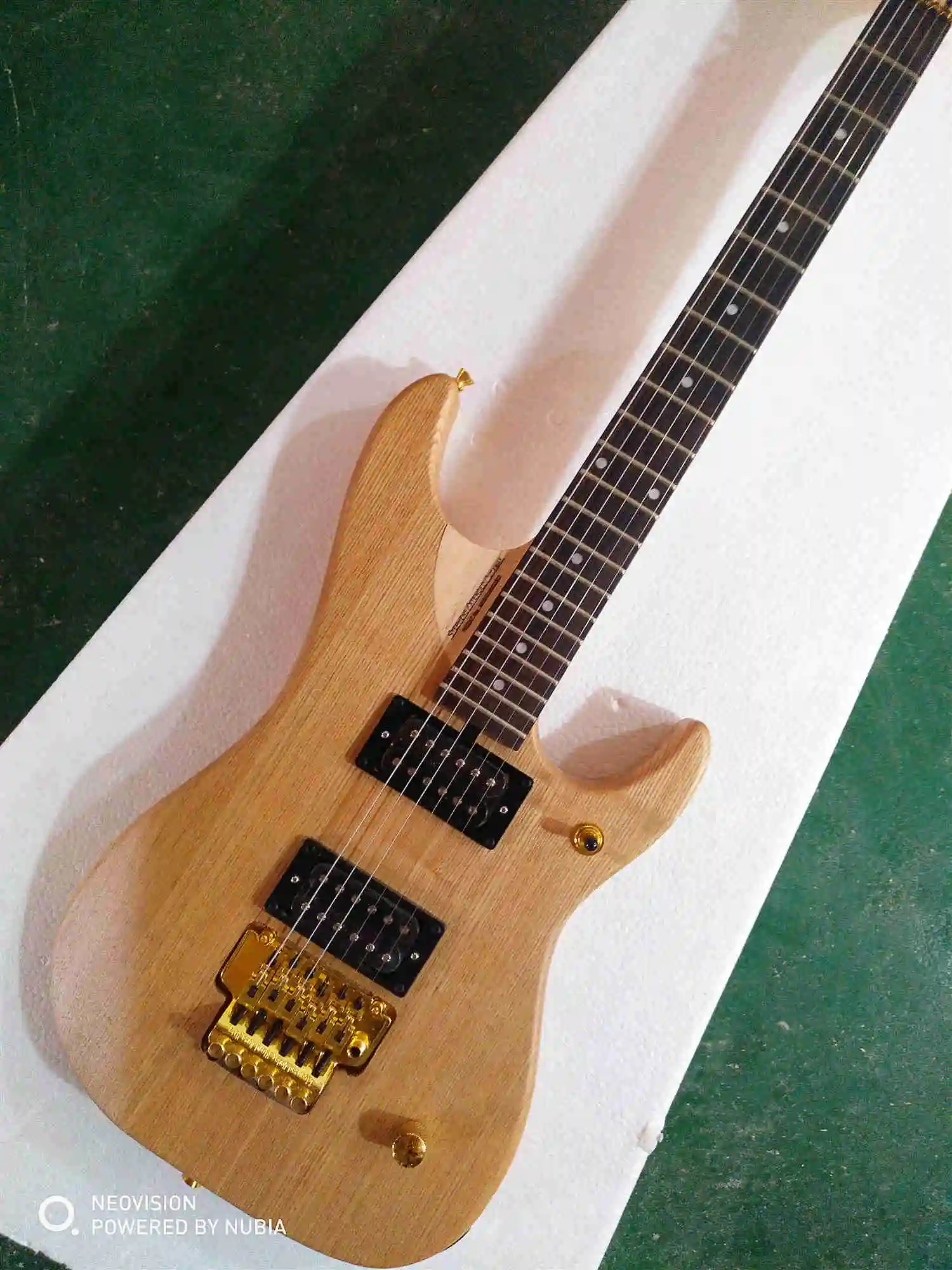 Customized Electric Guitar with 6 Strings, Wood Color, Can Customize the Colors You Like