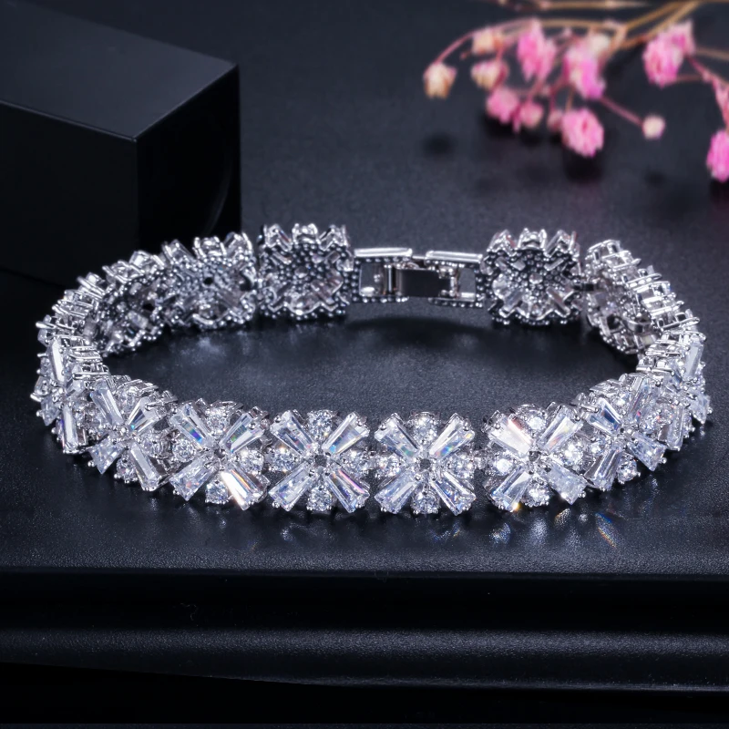 CWWZircons Damen Modeschmuck Wunderschönes Silberfarbenes Frühlingsblumen-Tennisarmband mit Zirkonia-Steinen für Hochzeiten CB010 – Detail 2
