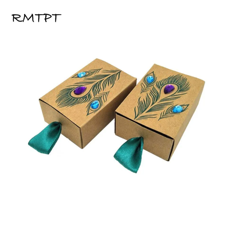 RMTPT 50Pcs/L Peacock Feather Candy Boxes Drawer Design Wedding Favors Faux Rhinestone Kraft Paper Gift Boxes 7.5x5x3cm