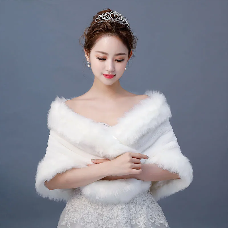 รูปภาพจริงงาช้าง Faux Fur Shrug Cape ฤดูหนาว Wrap งานแต่งงานแจ็คเก็ตเจ้าสาวพิเศษโอกาสผ้าคลุมไหล่เจ้าสาว Wraps สต็อก