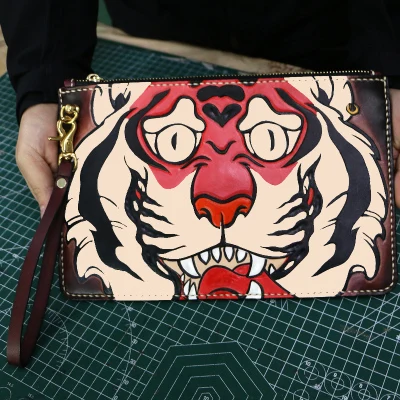 Handmade Women Men Vegetable Tanned Leather Carvings Cartoon Tiger Bag Money Holder Clutch Purse Cigarette Pocket Man Clutches