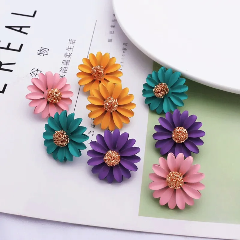 Pink Green Daisy Stud Earrings for Women Metal Yellow Purple Blue Spray Paint Flower Earrings Party Cute Sweet Small Jewelry