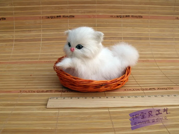 Lindo gato de simulación de juguete de polietileno y piel pequeño gato blanco muñeca en una cesta regalo 13x6x9cm 2035