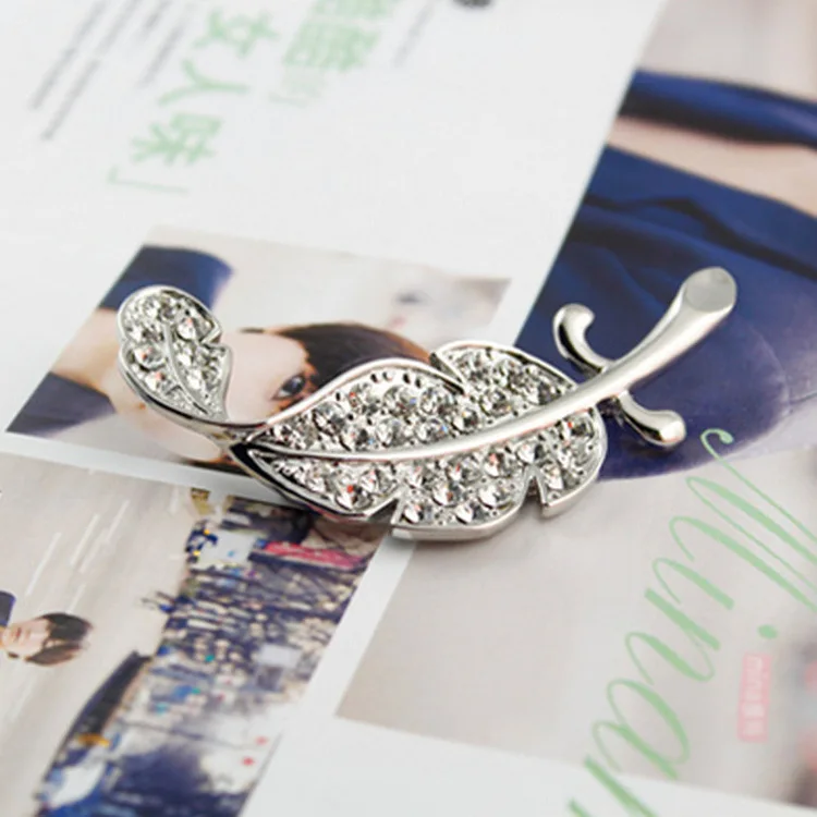 The New Fashion Loved Clothes Sweater Accessories Simple Delicate Crystal Brooches Colored Feather Shape Leaf Brooch Pins
