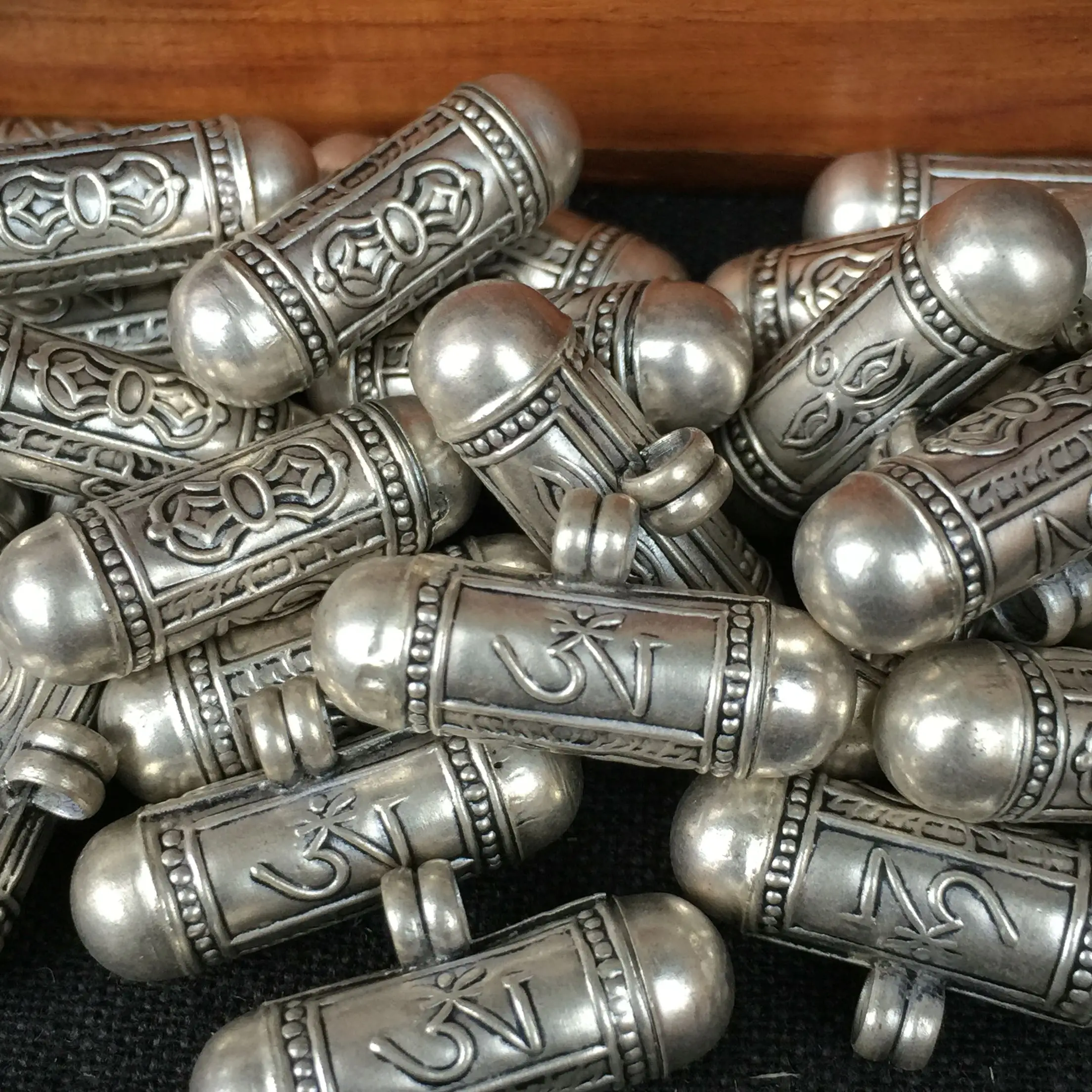 Tibetan OM Buddha Eye Dorje GAU Lovely Prayer Box Mini Cylinder Amulets Lockets 925 Silver T9040