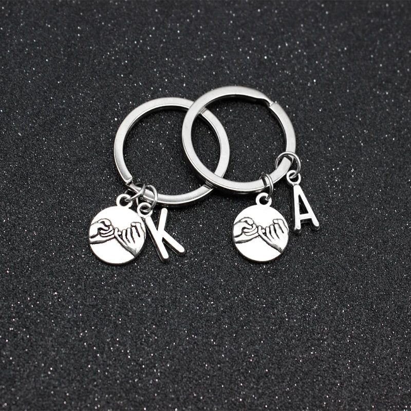 Hand-in-hand pendant with 26 Letters Fashion Lovers Keychain Guard Family Friendship Keyring Parent-child BFF Love Jewelry