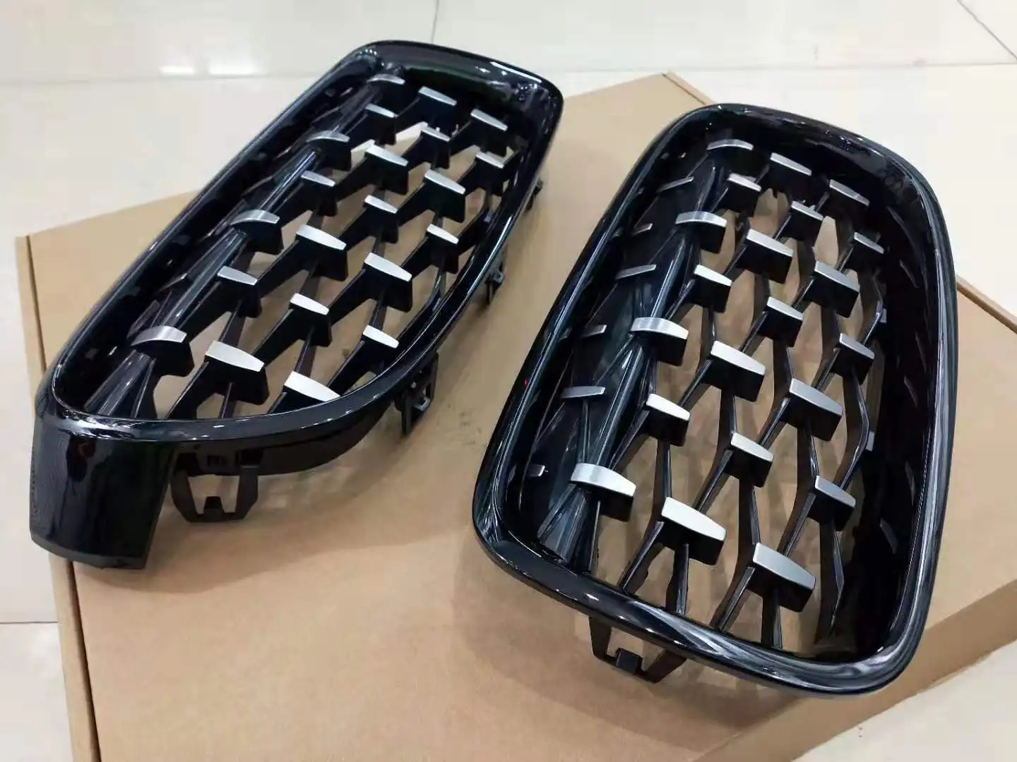 For Bmw F10 F11 F18 Car Front Grill Newest Diamond Style 2010-2016 One Pair Abs 5 Series F10 Mesh Grill