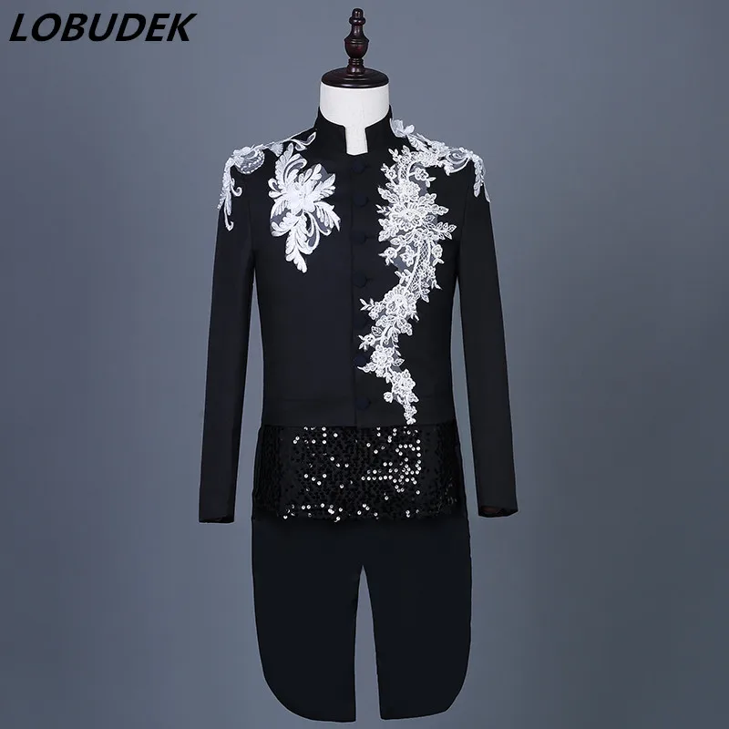 

Black Red White Stand Collar Embroidery Swallowtail Male Singer Chorus Stage Performance Tuxedo Host Magician Wedding Tailcoats