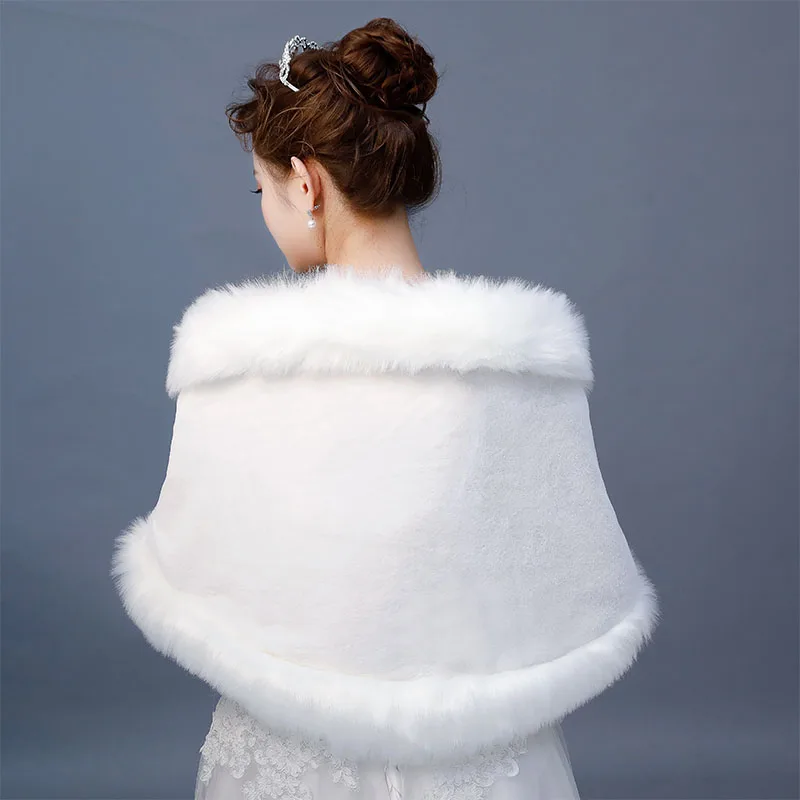 รูปภาพจริงงาช้าง Faux Fur Shrug Cape ฤดูหนาว Wrap งานแต่งงานแจ็คเก็ตเจ้าสาวพิเศษโอกาสผ้าคลุมไหล่เจ้าสาว Wraps สต็อก