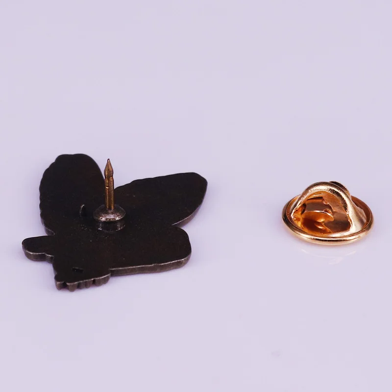 الحظيرة البومة الطيران دبوس المينا الصلب لطيف الطيور بروش الأبراج السماوية مجوهرات الحياة البرية شارة هدية علم الفلك العصرية