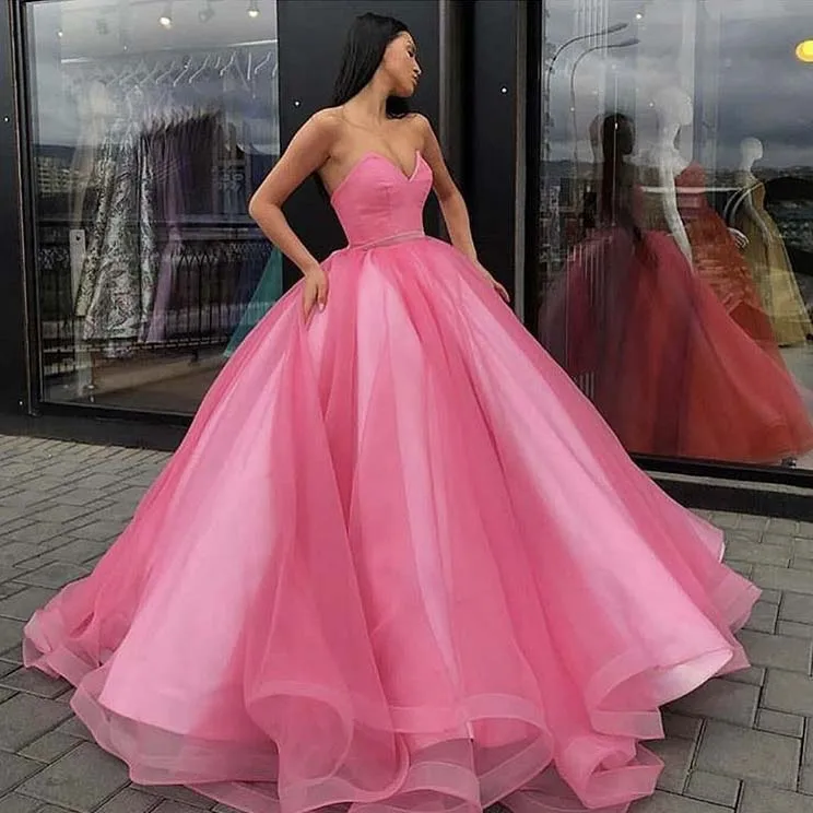 فساتين أميرة منتفخة Quinceanera بسيطة ولكنها أنيقة على شكل قلب بدون أكمام