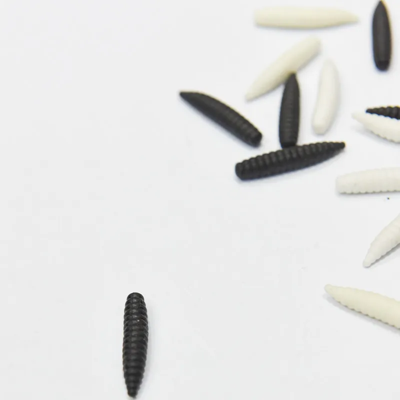 20pcs puntelli di simulazione insetto insetto giocattolo Maggot verme vegetale bavaglio e scherzi pratici giocattolo giocattoli ingannevoli bianco nero