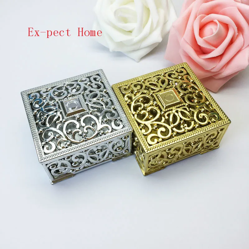 

100pcs Luxury Golden Silver Square Hollow Out Plastic Candy Box Party Gift Favor Packaging Boxes Wedding Decoration