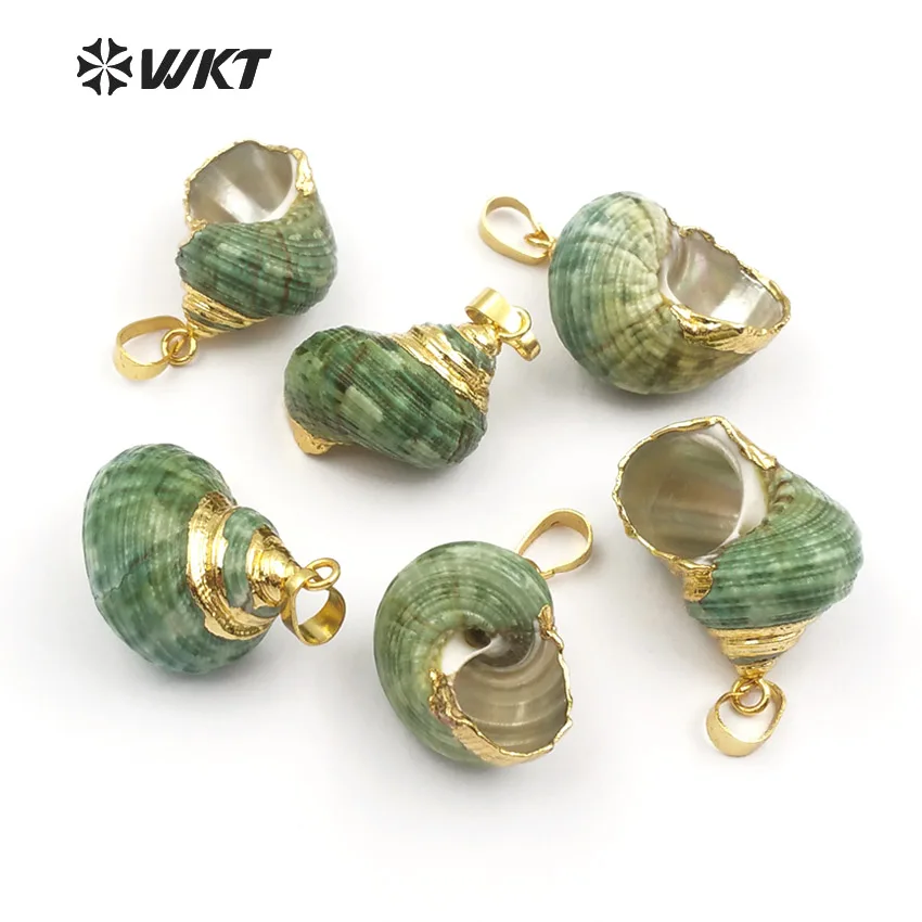 WT-JP069 Full Green Color With Gold Trim Pendant Natural Wild Coast Trumpet Shell Random Size Pendant For Women Vintage Necklace