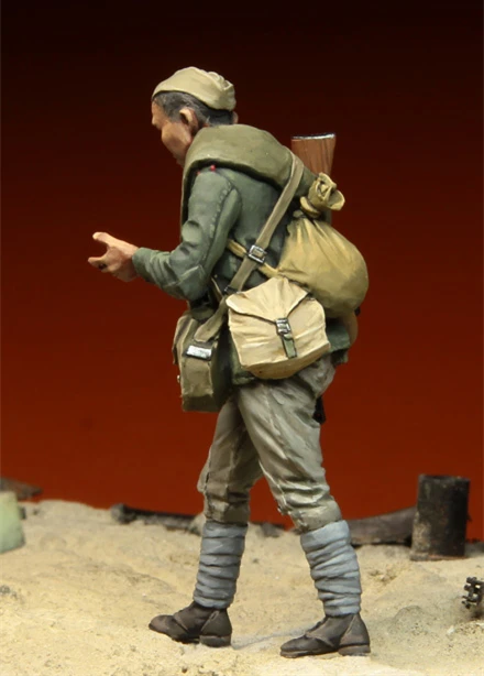 1/35 Resin Figure Model Kit 098 Russian Infantryman Kursk 1943 One Figures  Unassembled unpainted Top