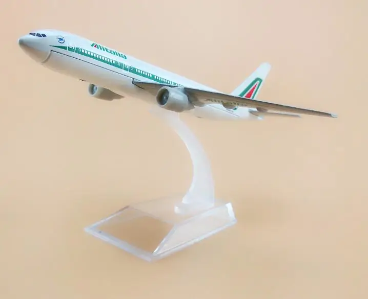 

Size 1:400 plane model Boeing 777 TItaly Airlines aircraft B777 Metal simulation airplane model for kid toys Christmas gift