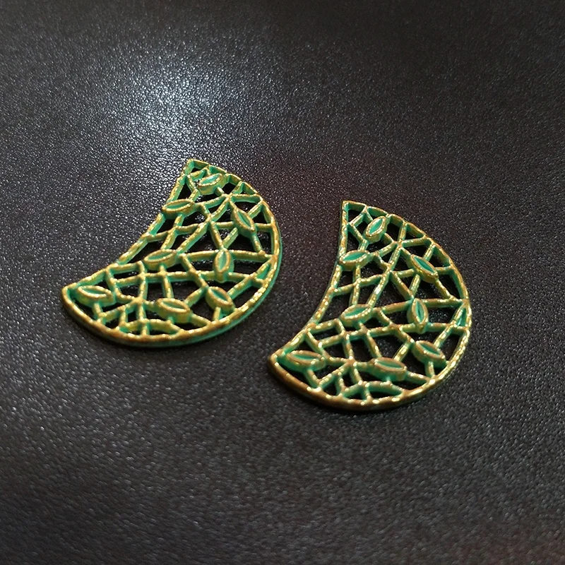 10pcs 30*19MM Retro Patina Plated Zinc Alloy Green Hollow Out Crescent Charm Pendants For DIY Jewelry Accessories