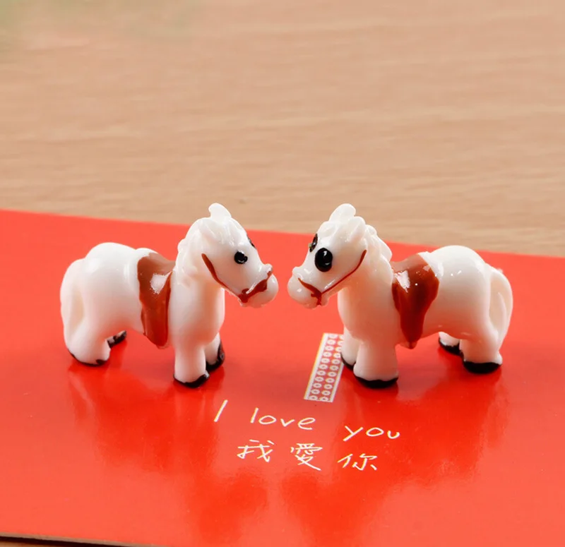 2pcs White Red Small Horse Figurine Miniature Aniaml Decoration Mini Fairy Garden Cartoon Statue Resin Craft Home Car Decoration