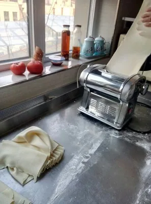 Mesin Pembuat Mie Listrik Multifungsi 110V 220V Mesin Pembuat Mie Pisau Tunggal Steker EU/AU/UK Mudah Dioperasikan