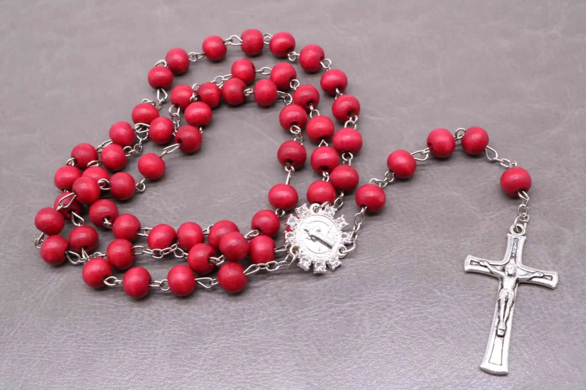 Hot classic red 8mm rose scented wooden rosary necklace. Saint Mary Christ\'s Cross Pendant Accessories, Fashionable