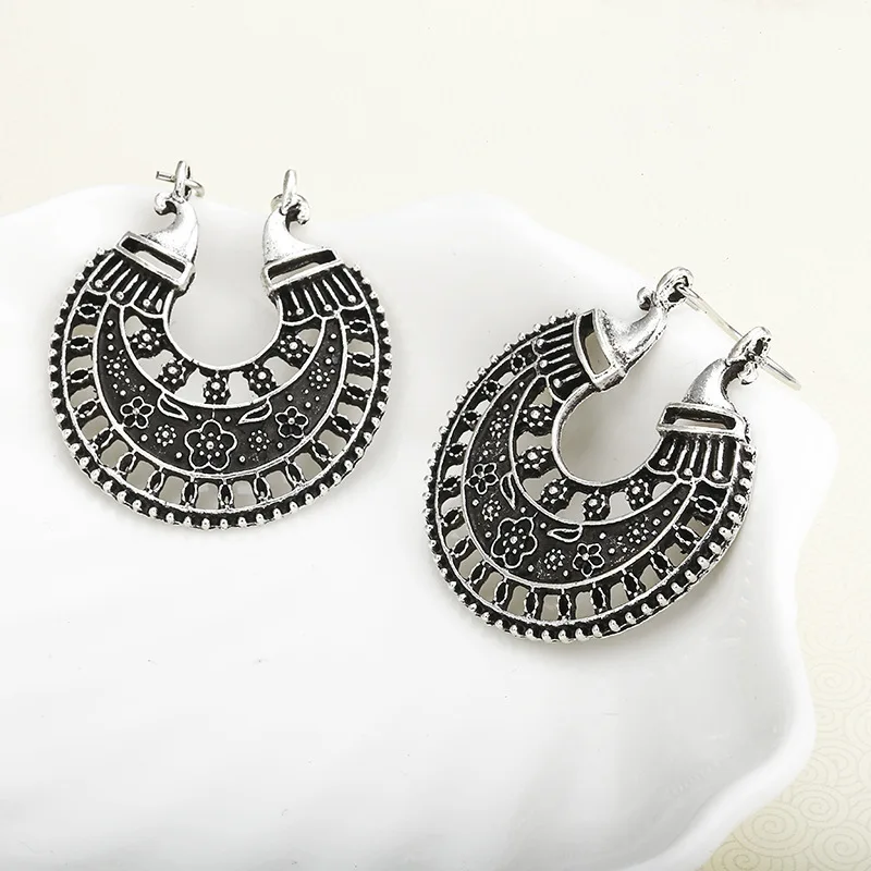 Korean Version Of The New Fashion Earrings Simple Wild Exotic National Wind Hollow Carved Ladies Earrings Manufacturers