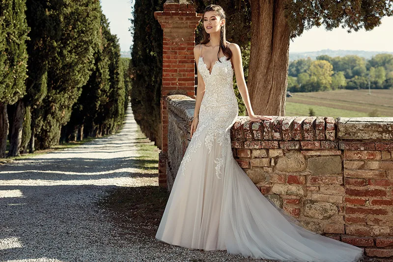 Vestidos de boda de modas con tirantes finos, Espalda descubierta, de encaje, para jardín, tren sirena de barrido, 2019