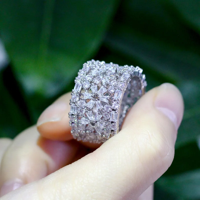 

Pera Luxury Big Statement Engagement Party Silver Color Jewelry Sparkling Cubic Zirconia Flower Shape Finger Ring for Women R109