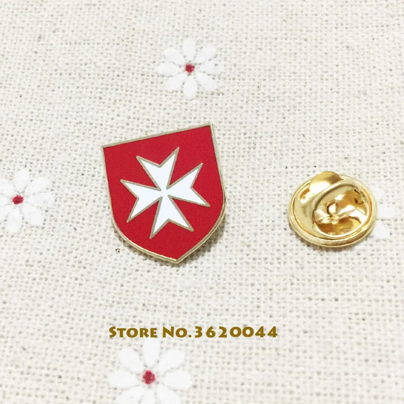 1pcs Order Knight Lapel Pins and Brooches Masons Freemasonry Pin Badges Masonic Red Shield with White Maltese Cross Crusader