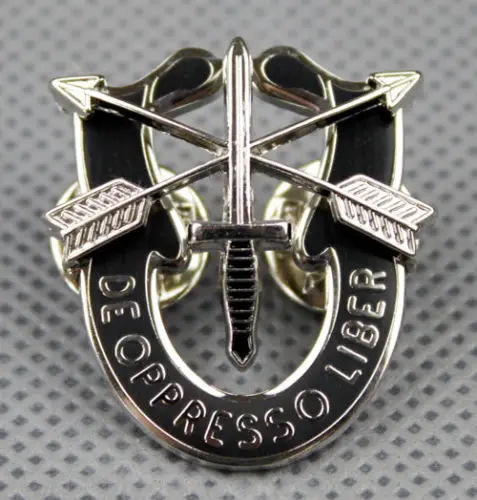 US SPECIAL FORCES SF HAT MOTTO metalowa plakietka DE oppress LIBE PIN