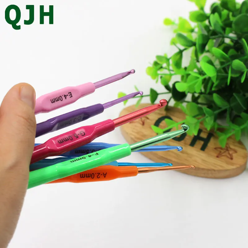 QJH Brand 7pcs/Set color plastic handle Aluminum Hook Crochet Hooks Knit Knitting Weave DIY Craft Needles Loom Tool 2.0-5.0mm