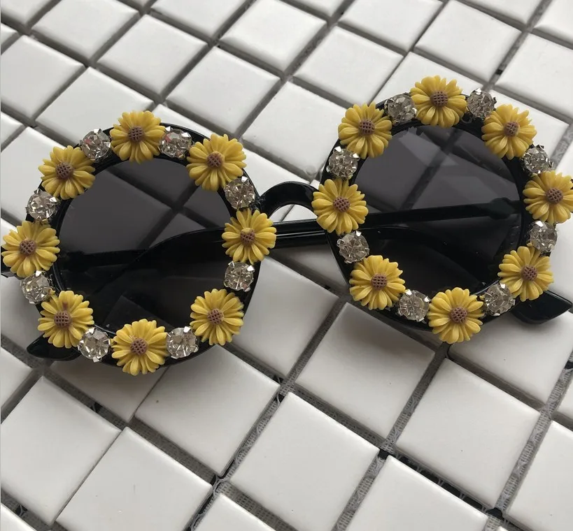 Handmade Sunglasses Women Diamond Sun Glasses Yellow Flower Shape Eyewear Luxury Small Round Sunglasses Gafas de sol