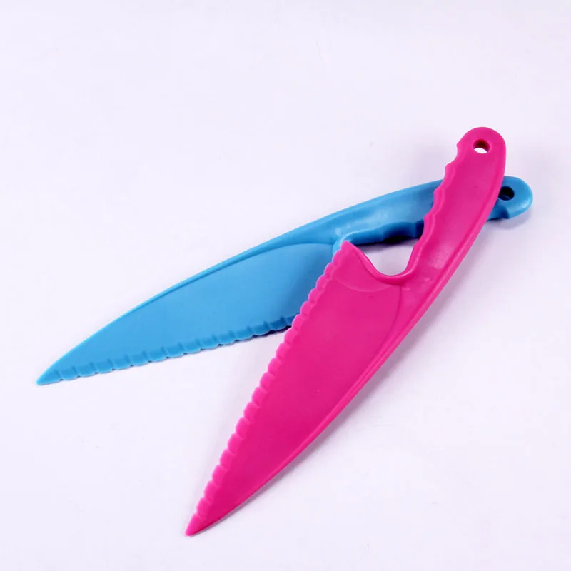 100pcs Colorful Food Grade Plastic Scraper Cake Knife Mousse Bread Knife With Jaggedly Kitchen Baking Tools Random Color ZA5179