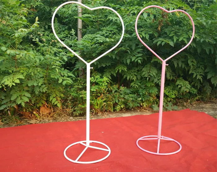 Wedding supplies wholesale heart-shaped road frame. Lead frame, wrought iron lifting road.