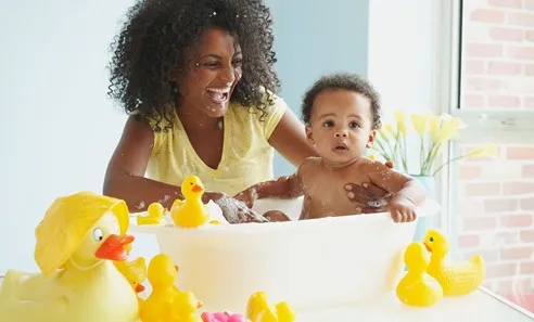 Atacado 100 brinquedos de banho para meninos e meninas brinquedos clássicos de borracha e patos estridentes