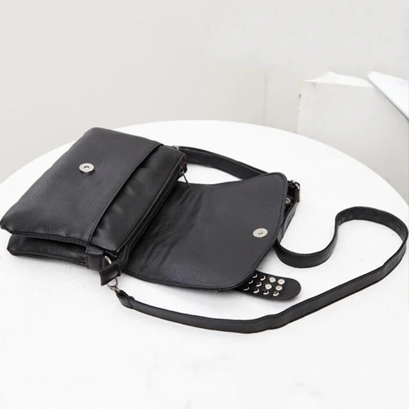 Fashion Women Black PU Leather Messenger Bags Vintage Crossbody Bags Punk Skull Rivets Underarm Shoulder Bags sac a main bolsa