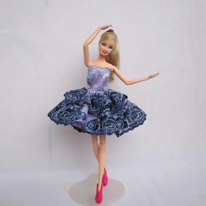 De nieuwe case voor barbie kleding bjd 1/6 mode geheel omgeven door een verscheidenheid aan bruiloft grote rok prinses jurk accessoires