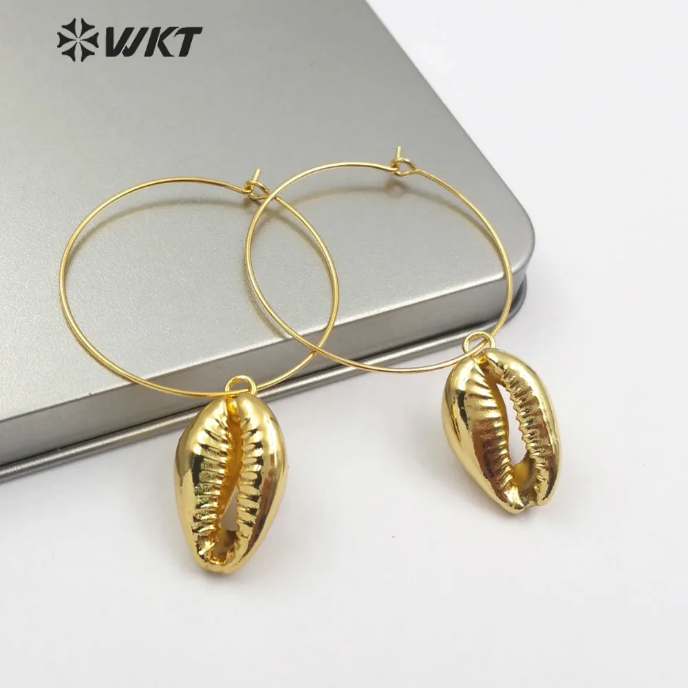 

WT-E484 New popular metal hoop with gold Cowrie shell earrings coastal shell jewelry ladies hanging earrings