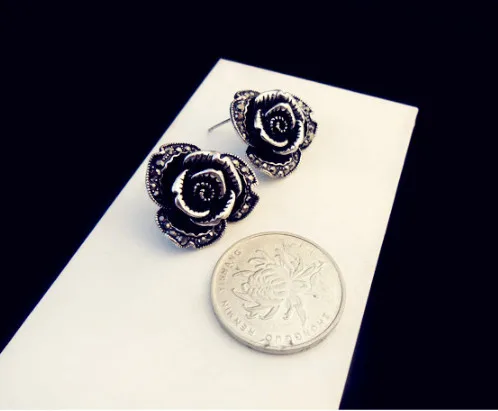 COW NINE!Ms retro nostalgia fashion brand jewelry earpins/plating gun black sparkling rose petals earrings