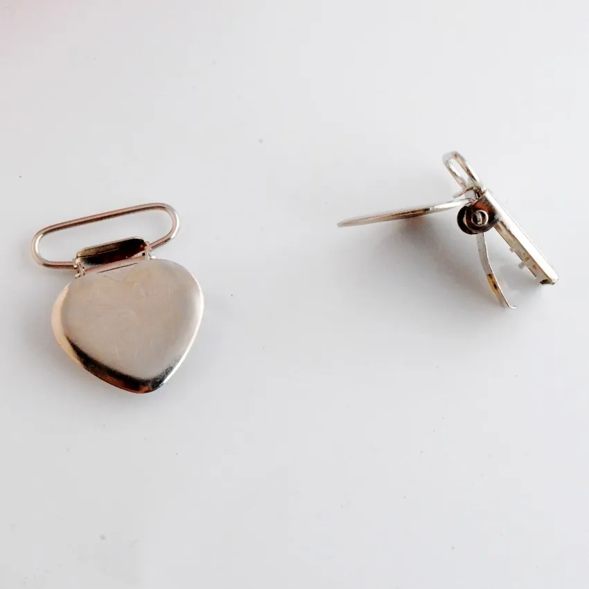 送料無料10ピース鉛フリーメタルサスペンダーハートおしゃぶりクリップ付きプラスチッククラフト縫製ツール37 × 28ミリメートルJ3138