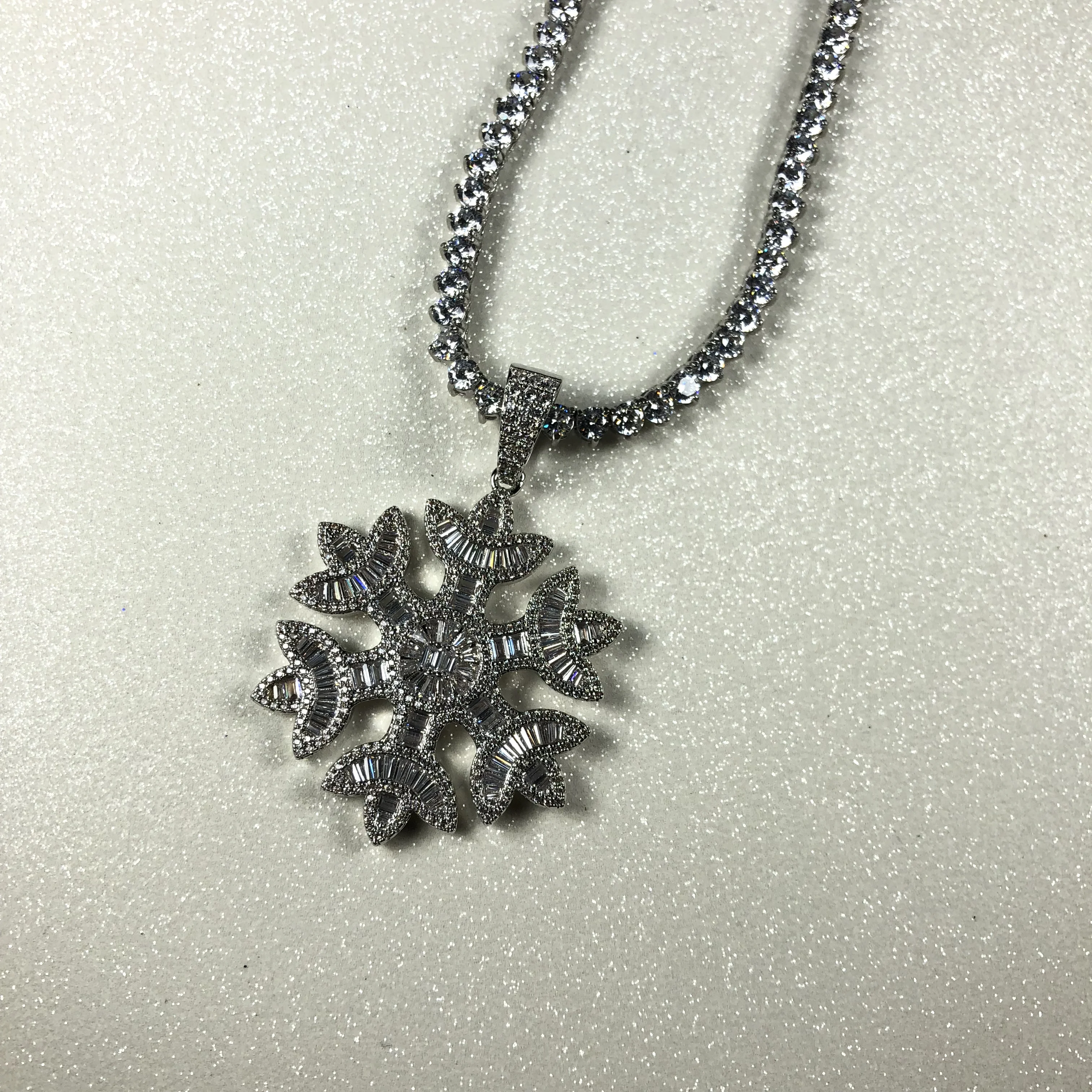 Wholesale high quality snowflake pendant