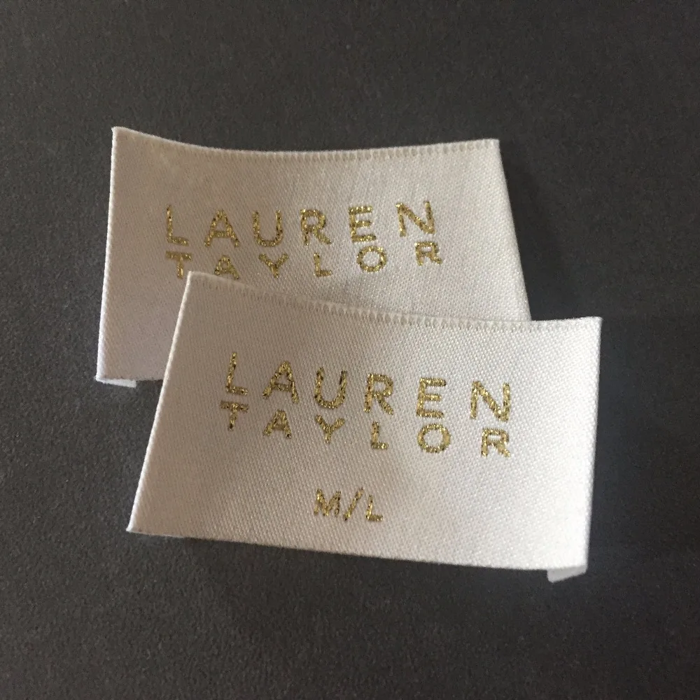 Custom Hoge Dichtheid Crème Achtergrond Met Gouden Polyester Naam Labels Kleding Labels Geweven Labels