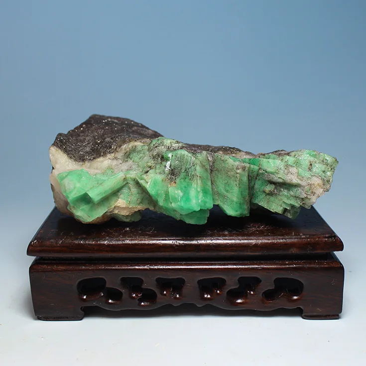 

Ultra-fine mineral crystals emerald green natural rough stones mark LuoShi collectibles ore samples without optimization