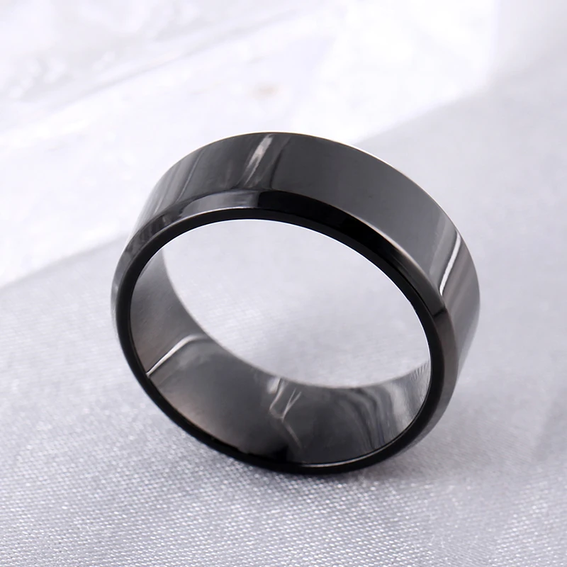 Anillo de titanio de color negro pulido brillante de 8 mm para hombres