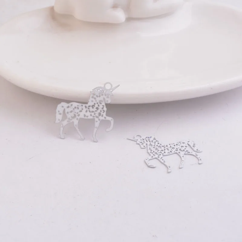 50 Stück AC9435 23*21mm KC Goldfarben und versilberte zarte hohle Einhorn-Anhänger für Ohrringe, Halsketten und Anhänger. – Detail 7