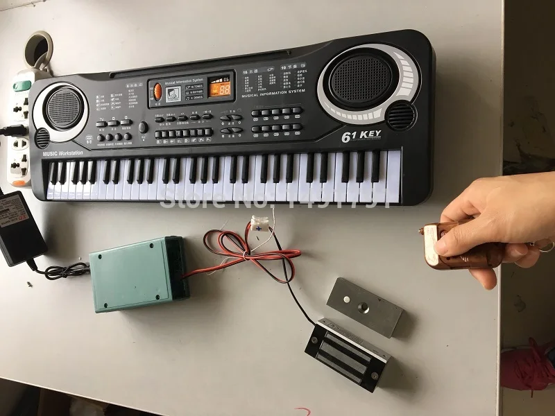 Electronic organ props to open the lock real life room escape mysterious door game