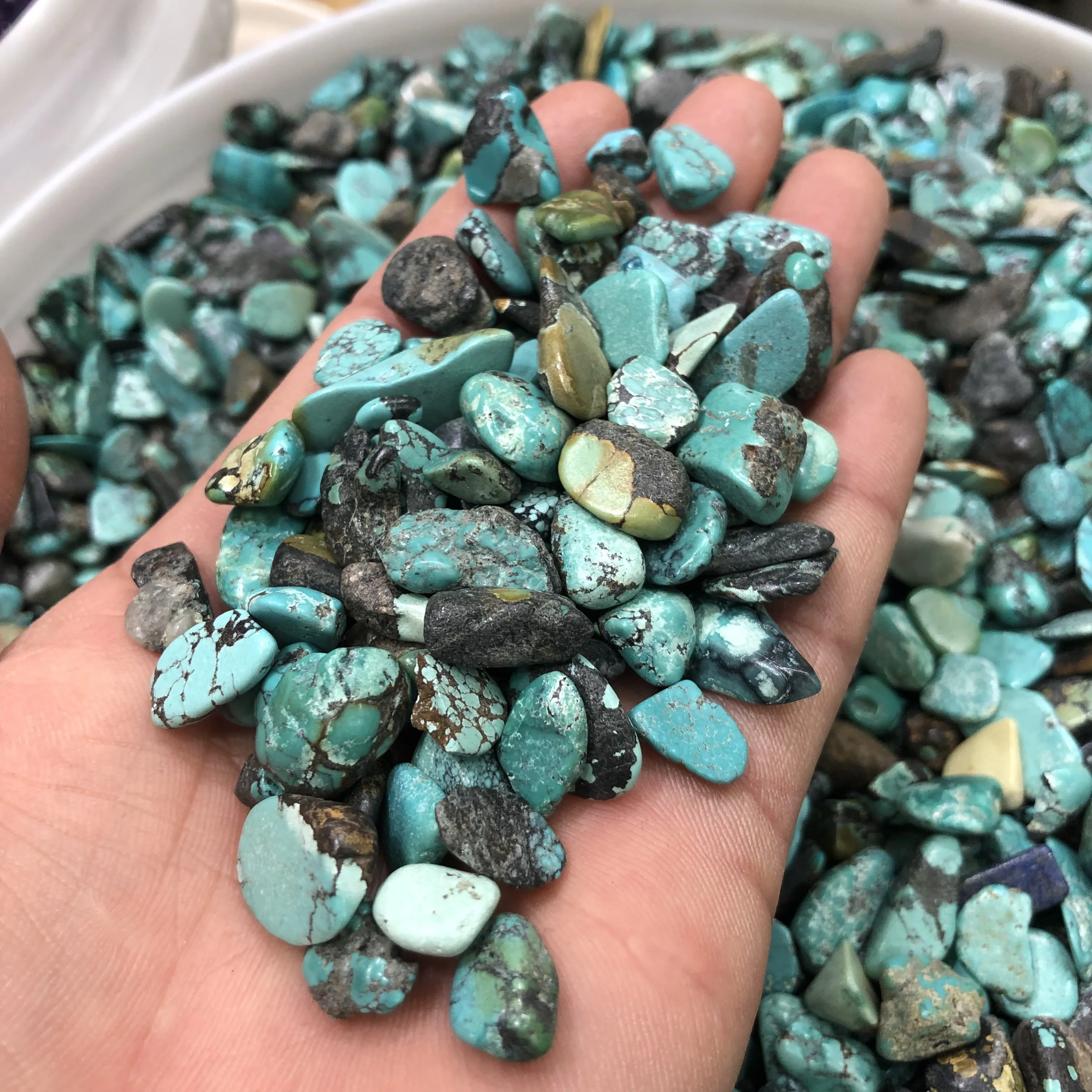 Turquoise semi-ore is a kind of stone energy composed of 100 g mineral sand conglomerate and native bonsai stone