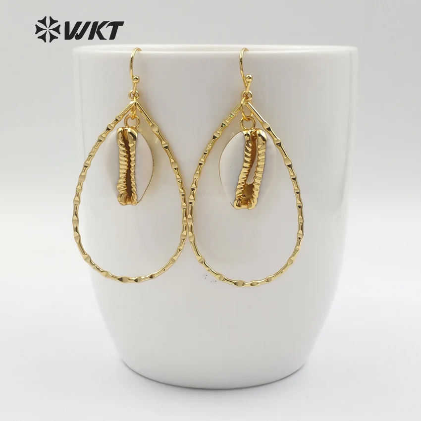 WT-E446 Big Water Drop Shape Metal Hoop With Tiny Gold Trim Cowrie Earring Wild Coast Sea Shell Jewelry For Women Dangle Earring