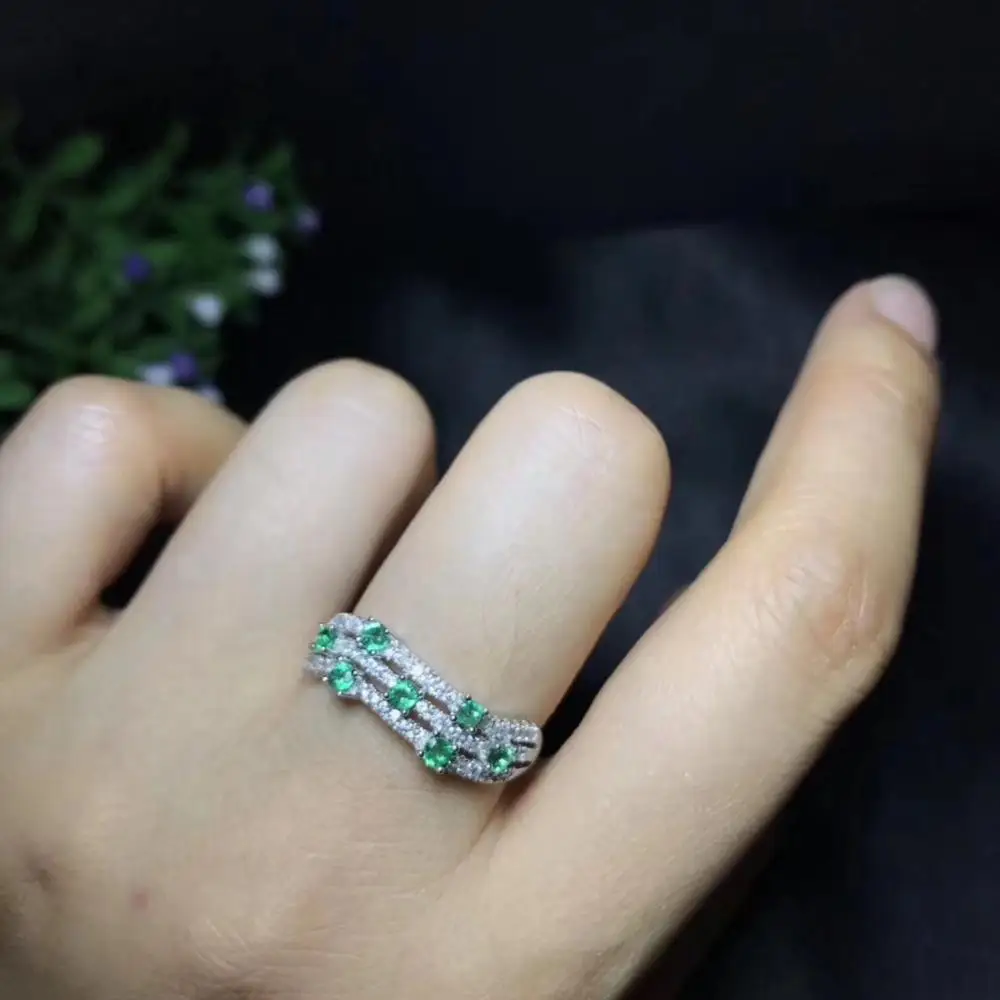 Light and luxurious design, many gemstone rings, thread rings, natural emerald, beautiful color. Precious gemstones are exclusiv