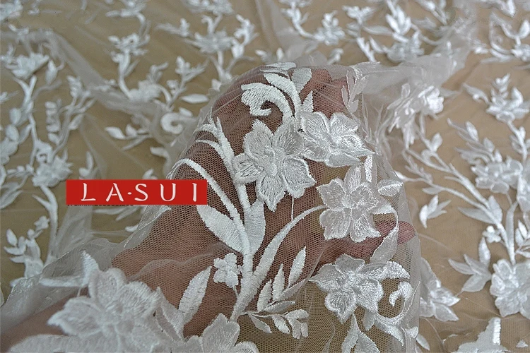 LASUI 1.2M Off white flowers This section of lace is hand-decorated 3D strong sense of high-end wedding is very beautiful